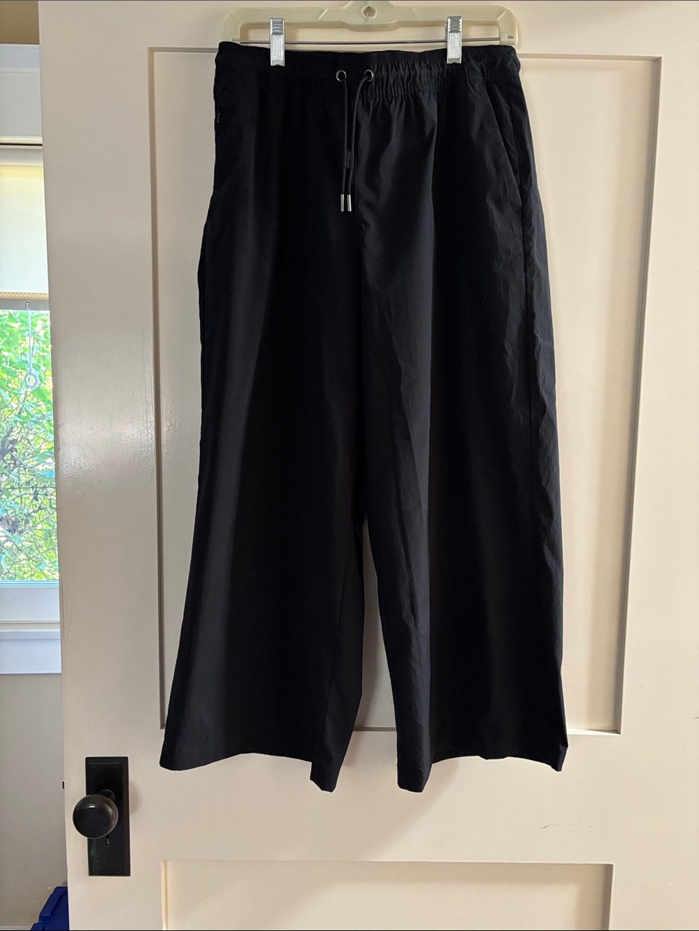 Athleta Women’s Black Drawstring Wide-Leg Cropped Pants